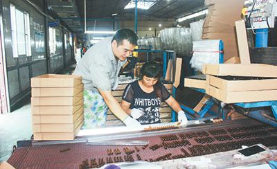 帶頭人指導(dǎo)工人制作玻璃瓶